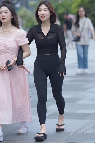 街拍黑色紧身裤美眉