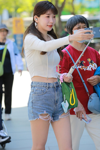 直播的双马尾吧女孩