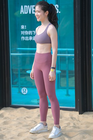 沙滩上的紧身裤少f